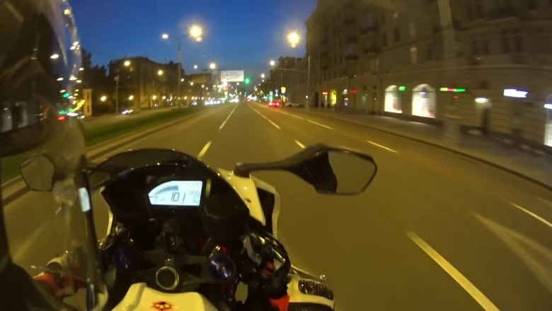 Мотоциклист - экстремал  на автобане 