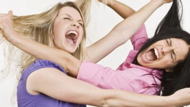 Не стоит сигналить девушке на пешеходном переходе 