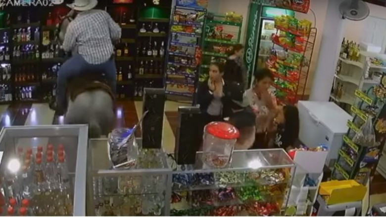 Нетрезвый мужчина на лошади заехал в супермаркет 