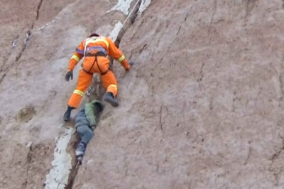 Мальчик застрял в расщелине 