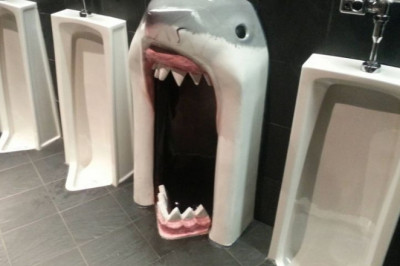 Драка из-за места у писсуара 