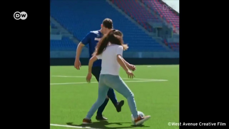 Девушка виртуозно владеет мячом 