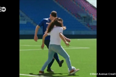 Девушка виртуозно владеет мячом 