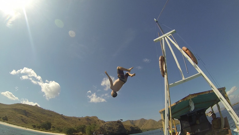 Не рассчитал  траекторию полёта 