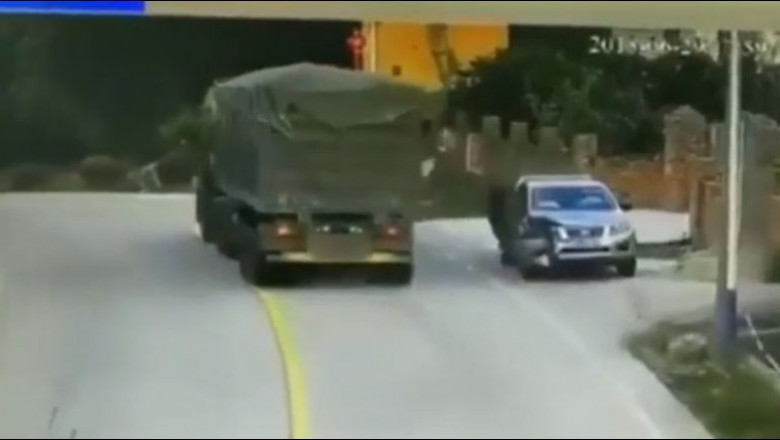 Грузовик на ходу потерял колёса 