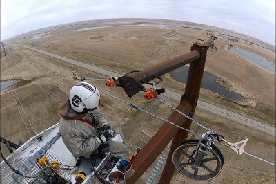 Поразительное мастерство пилота вертолёта и монтажника