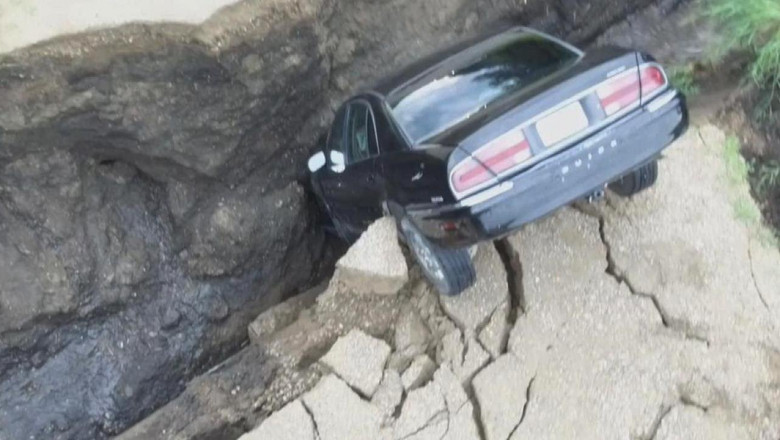 Автомобиль провалился в яму 