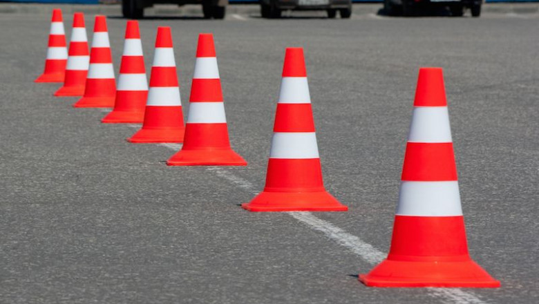 Женщина - водитель , не заметив ,  провезла дорожный конус  