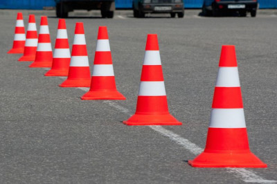 Женщина - водитель , не заметив ,  провезла дорожный конус  