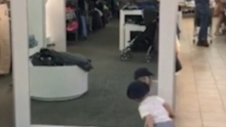 Малыш впервые увидел своё отражение в зеркале 