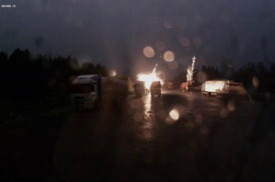 Молния ударила в фуры 