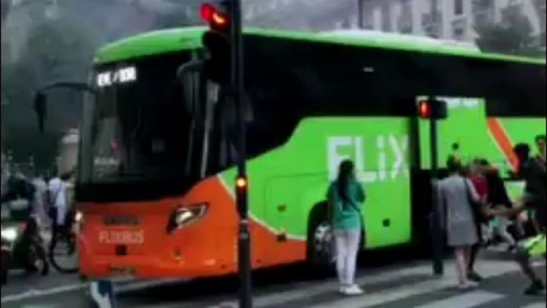 Наглый разбой на оживлённой улице 