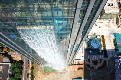 Водопад , стекающий с небоскрёба 