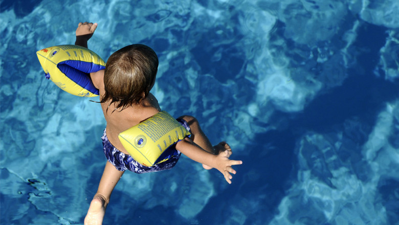 Малыш учиться прыгать в воду 