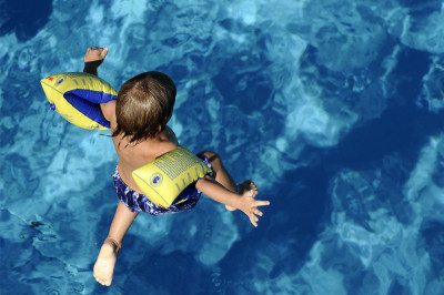 Малыш учиться прыгать в воду 