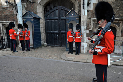 Британский королевский гвардеец оттолкнул туристку 
