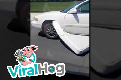 Автомобиль с застрявшим матрасом 