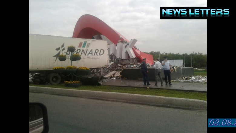 Фура врезалась в стелу 