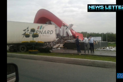 Фура врезалась в стелу 