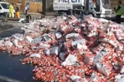 Банки с газировкой заблокировали дорогу на несколько часов 