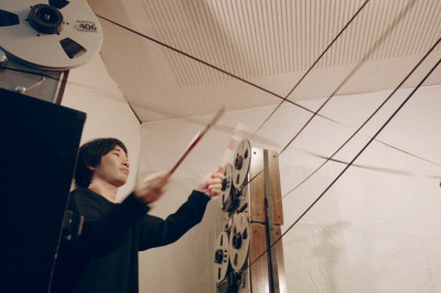 Из лент бобинных катушек сделана электромагнитная барабанная установка 