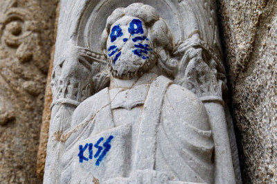 Кошачьи усы на статуи святого в соборе XII века 