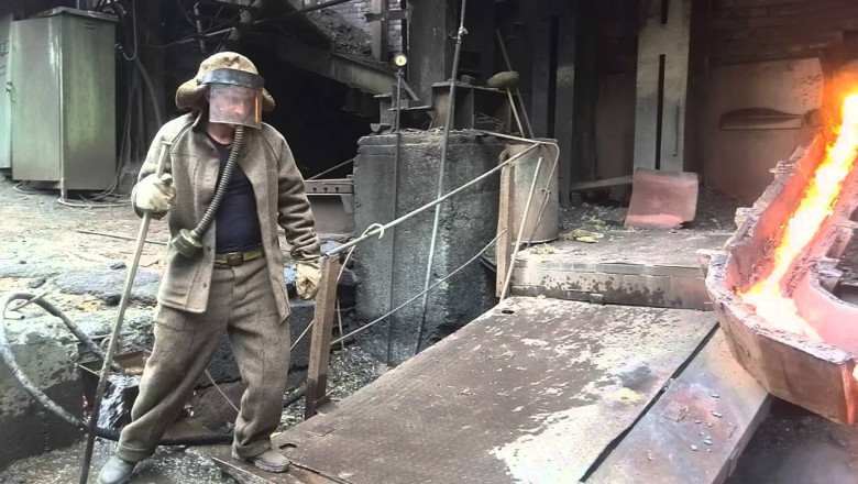 Сталевар прикасается голой рукой к горящему металлу 