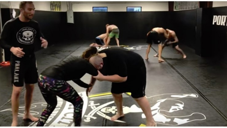 Прикольный момент во время спарринга 