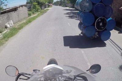 Перегруженный мотоцикл 