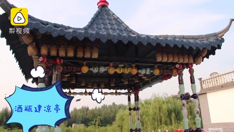 Великолепное сооружение из бутылок 