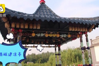 Великолепное сооружение из бутылок 