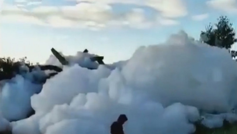 Пена заполнила реку 