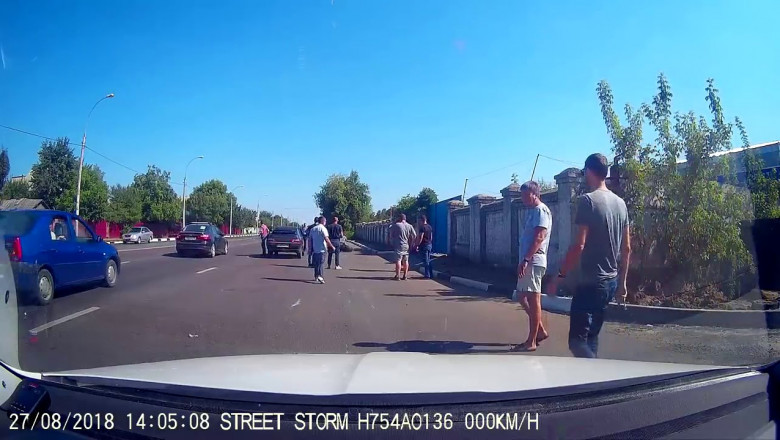 Автомобиль подрезал мотоцикл 