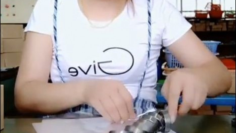 Сноровистая упаковщица 