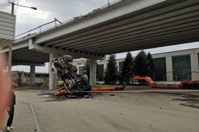Автокран упал с моста 