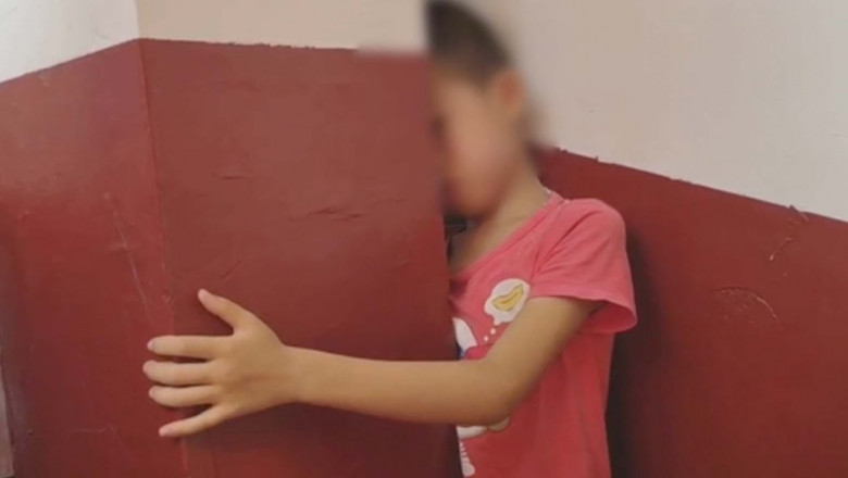 Голова мальчика застряла между стеной и колонной 