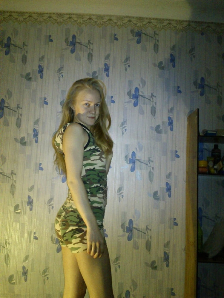 Мелкая позирует